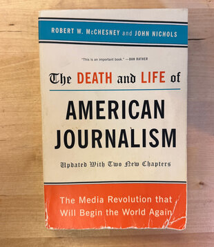 Robert W. McChesney, John Nichols - The Death And Life Of American Journalism - Paperback (USED)
