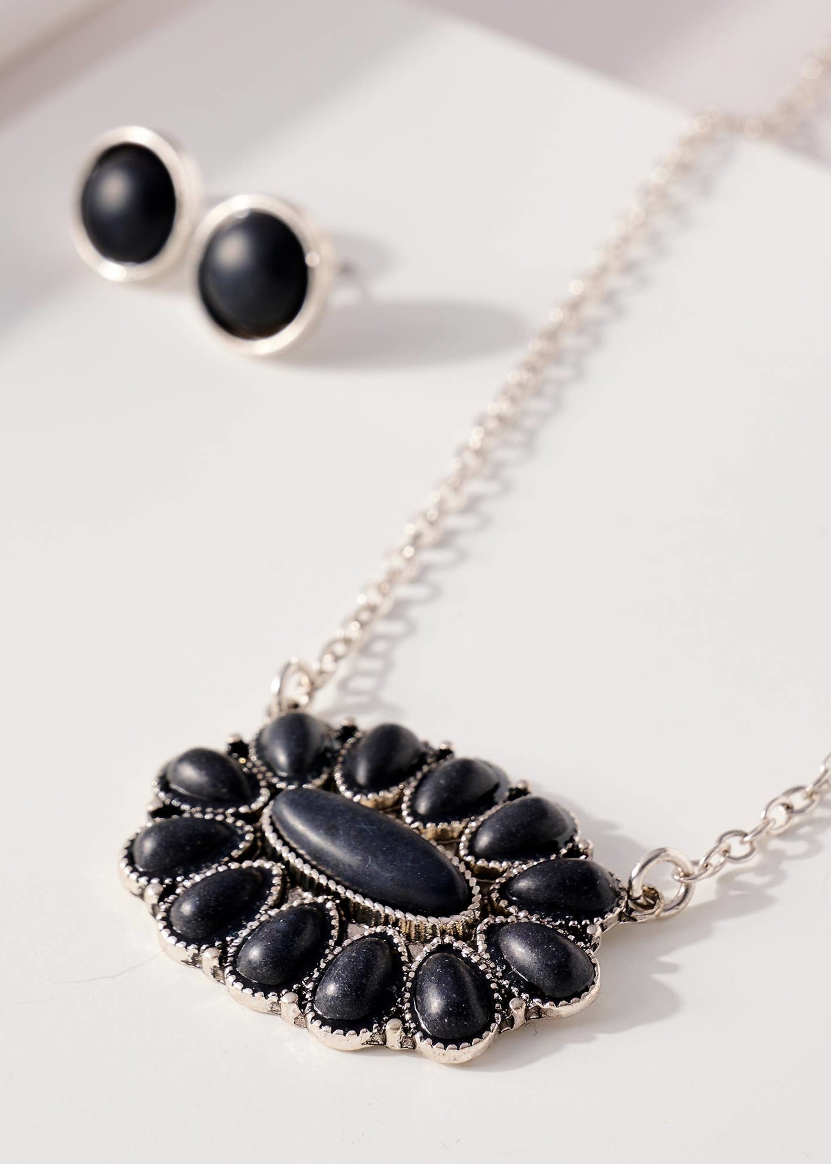 Western Stone Pendant Necklace - Black
