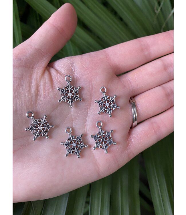 Snowflake Charm #8 Antique Silver 19mm x 15mm 5 Pack *disc.*