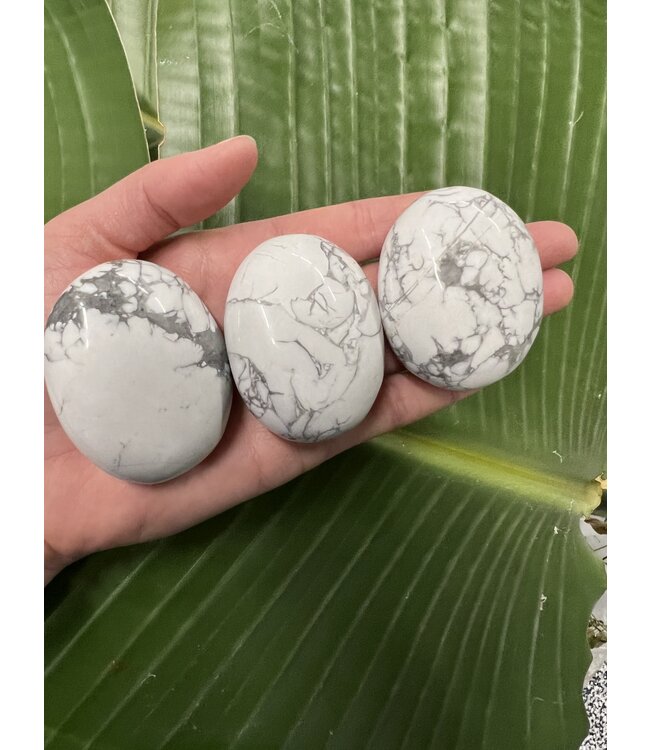 Howlite Palm Stone, Size Medium [100-124gr]