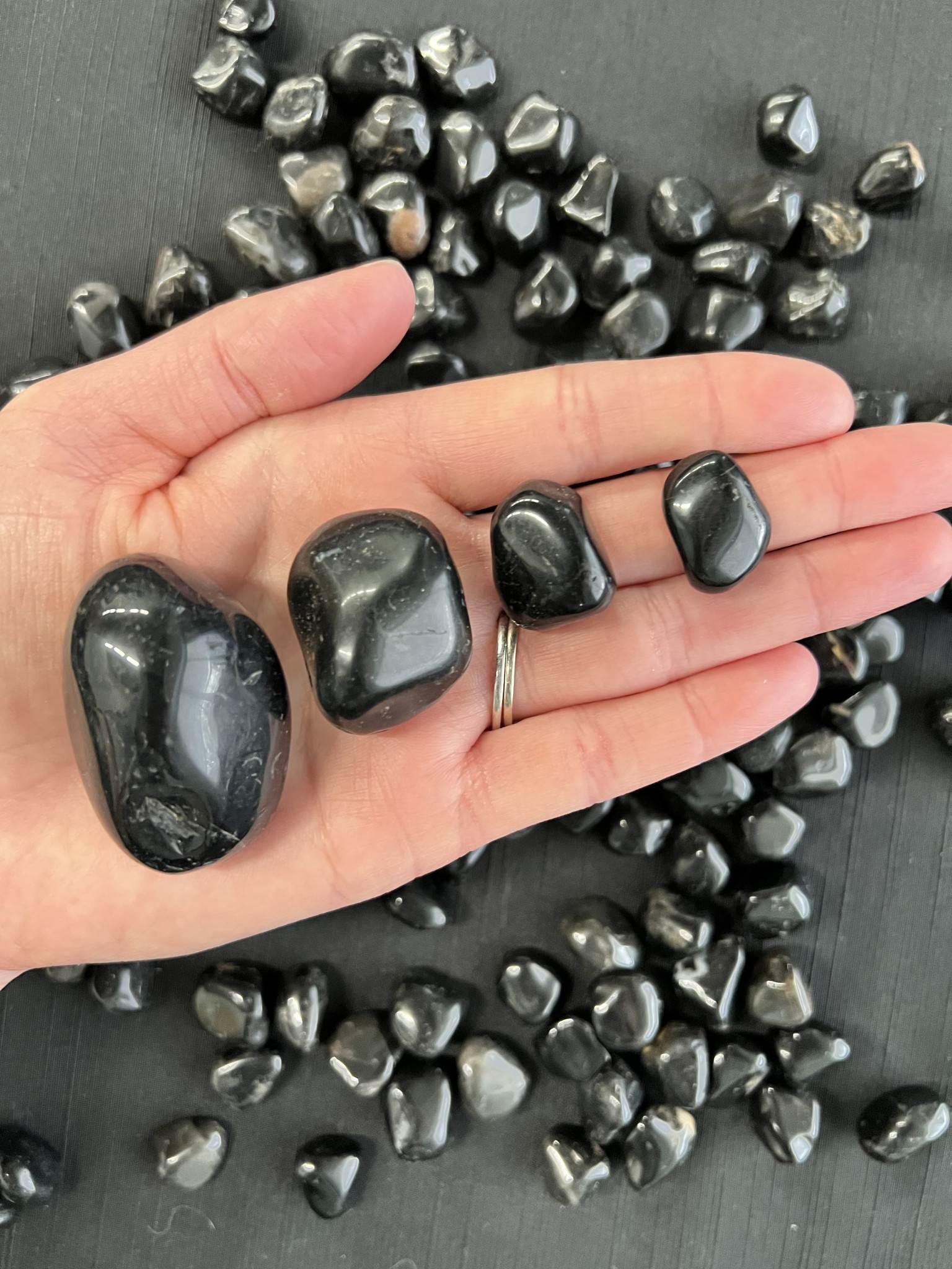 https://cdn.shoplightspeed.com/shops/651420/files/42549798/black-onyx-tumbled-stones-polished-black-onyx-grad.jpg?utm_source=chatgpt.com