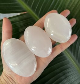 Mangano Calcite Palm, Size Medium [100-124gr]