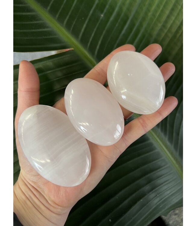 Mangano Calcite Palm, Size Medium [100-124gr]