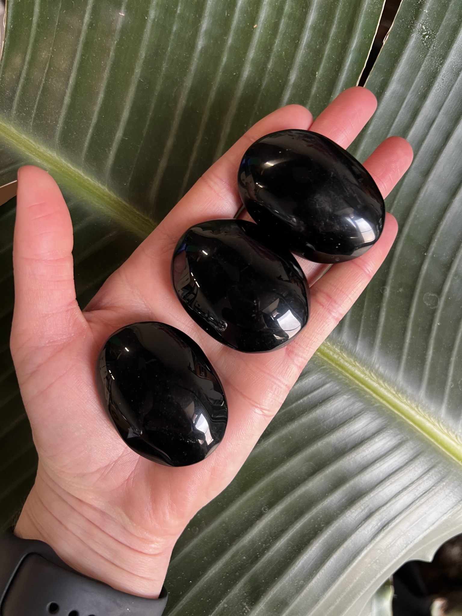 black-obsidian-palm-stone-size