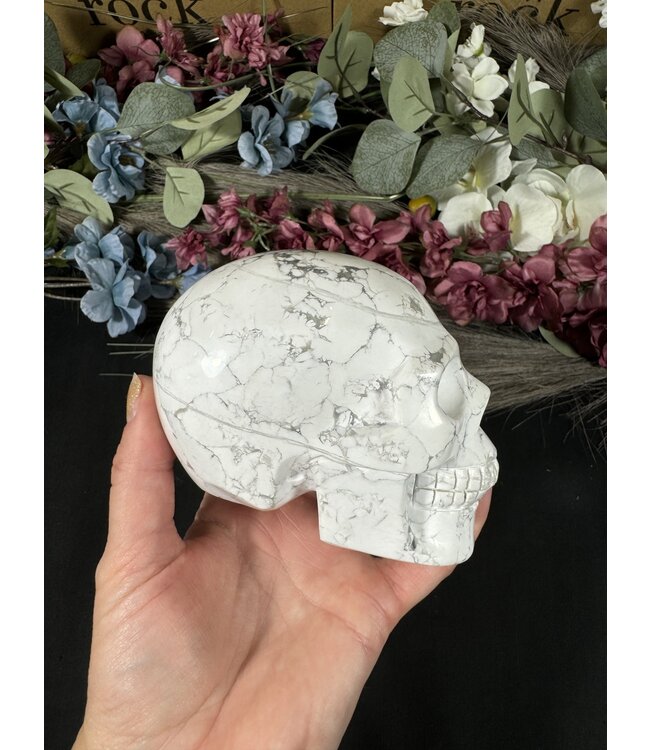 Howlite Skull #4, 1058gr