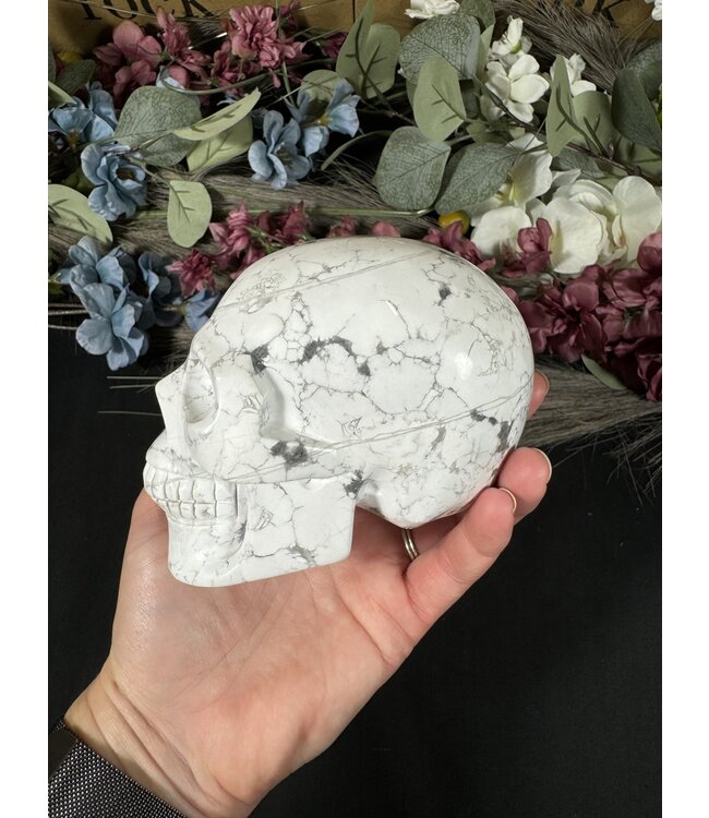 Howlite Skull #4, 1058gr