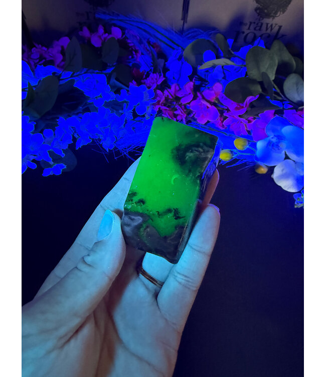 Fluorescent Agate Freeform #10, 102.68gr