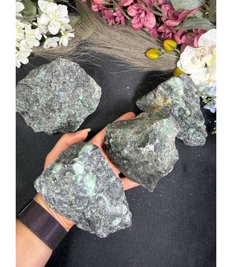 Rough Emerald in Matrix Size 7 [600-699gr]