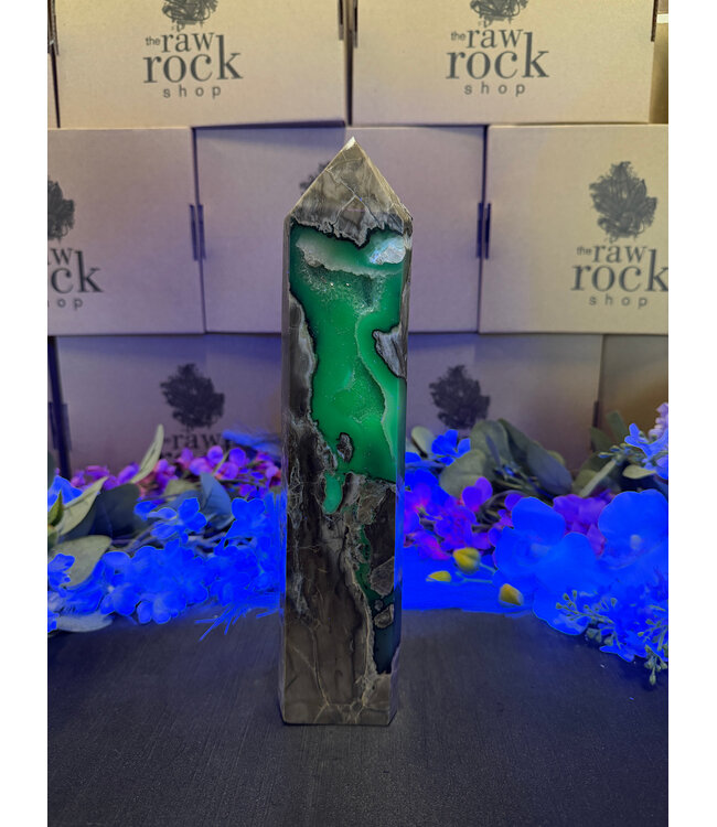 Fluorescent Agate Tower #70, 1050gr