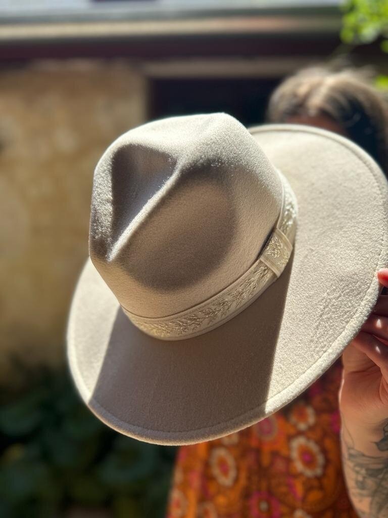 BOHO CREAM HAT WITH GOLD STRAP