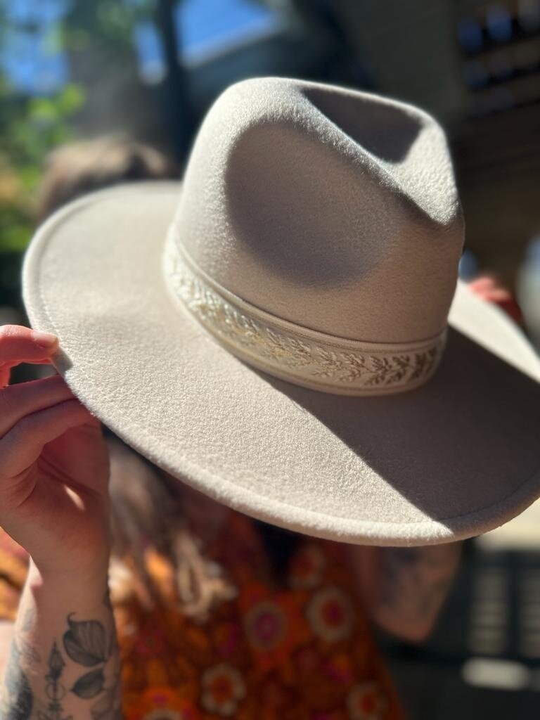 BOHO CREAM HAT WITH GOLD STRAP