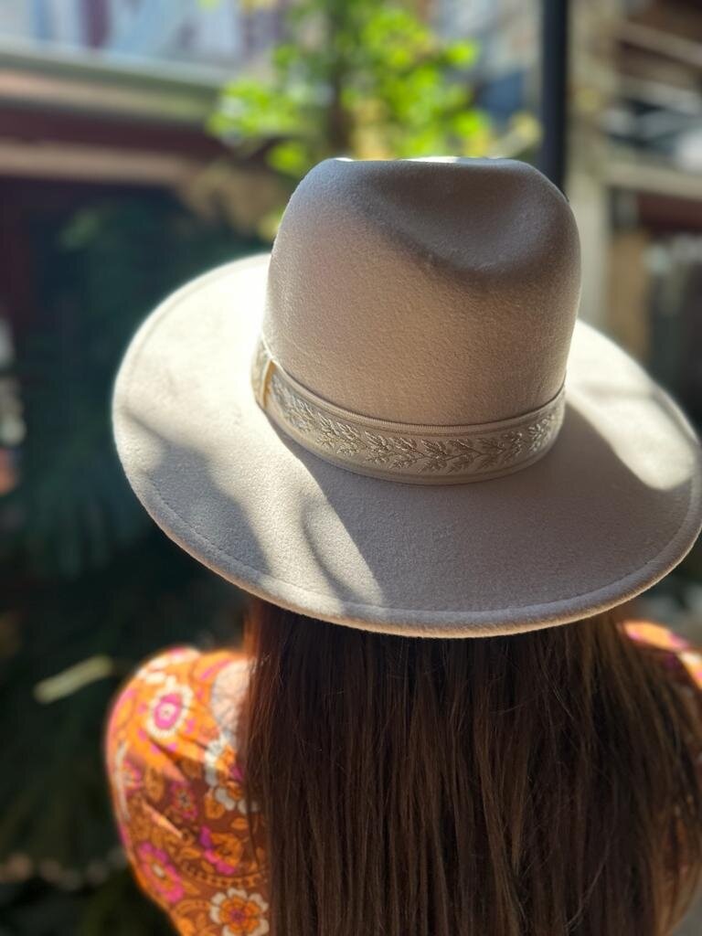 BOHO CREAM HAT WITH GOLD STRAP