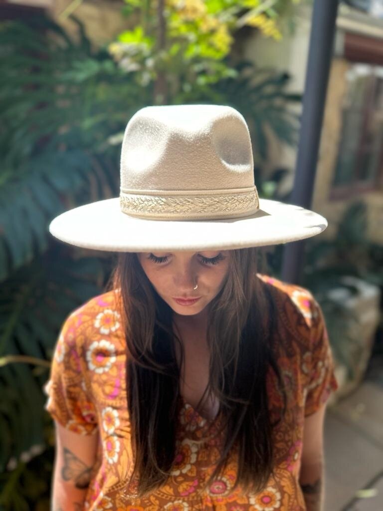 BOHO CREAM HAT WITH GOLD STRAP