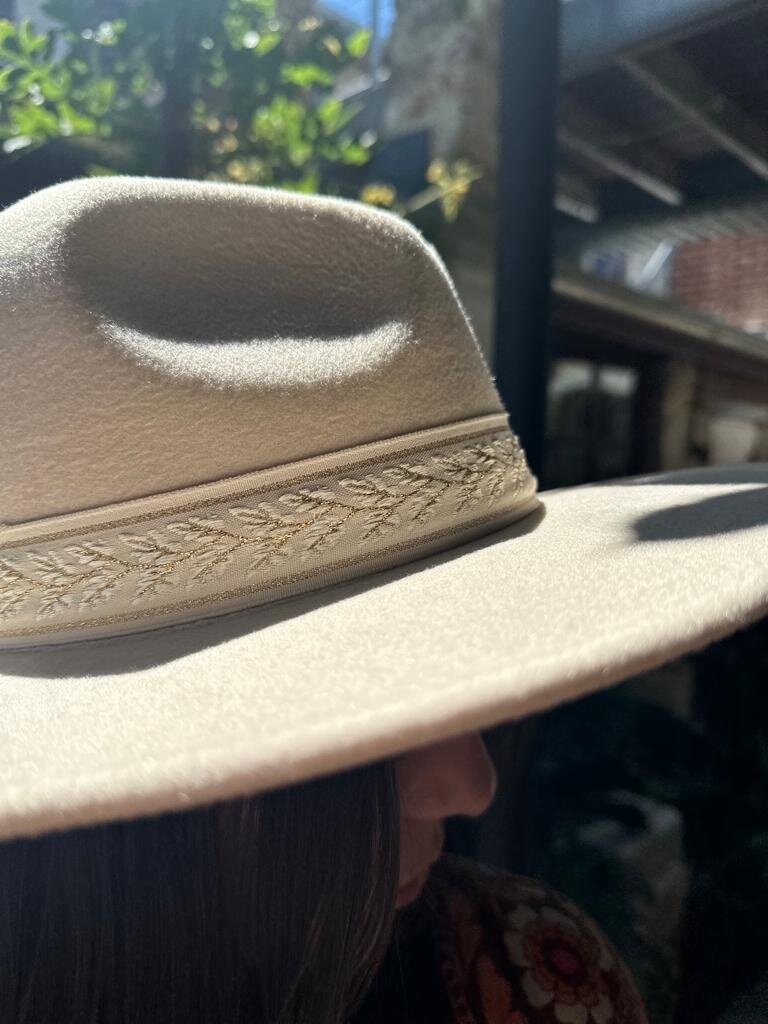 BOHO CREAM HAT WITH GOLD STRAP
