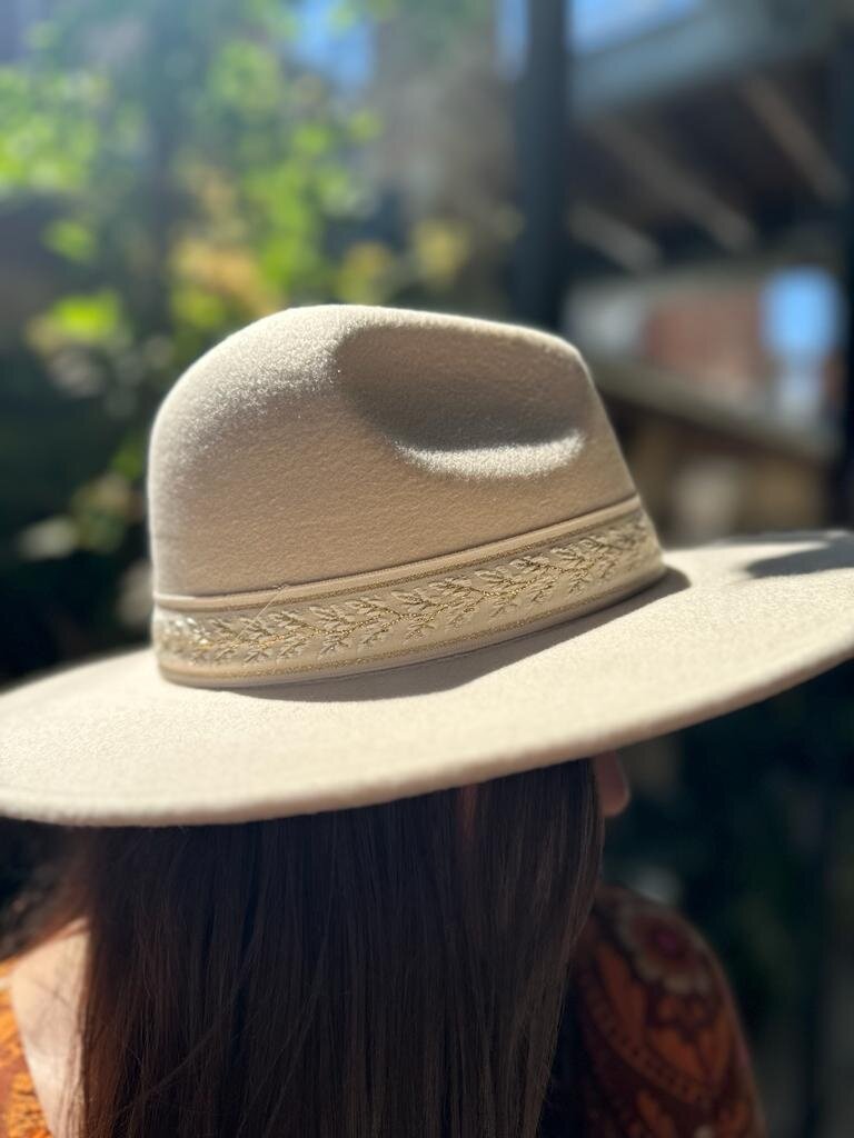 BOHO CREAM HAT WITH GOLD STRAP