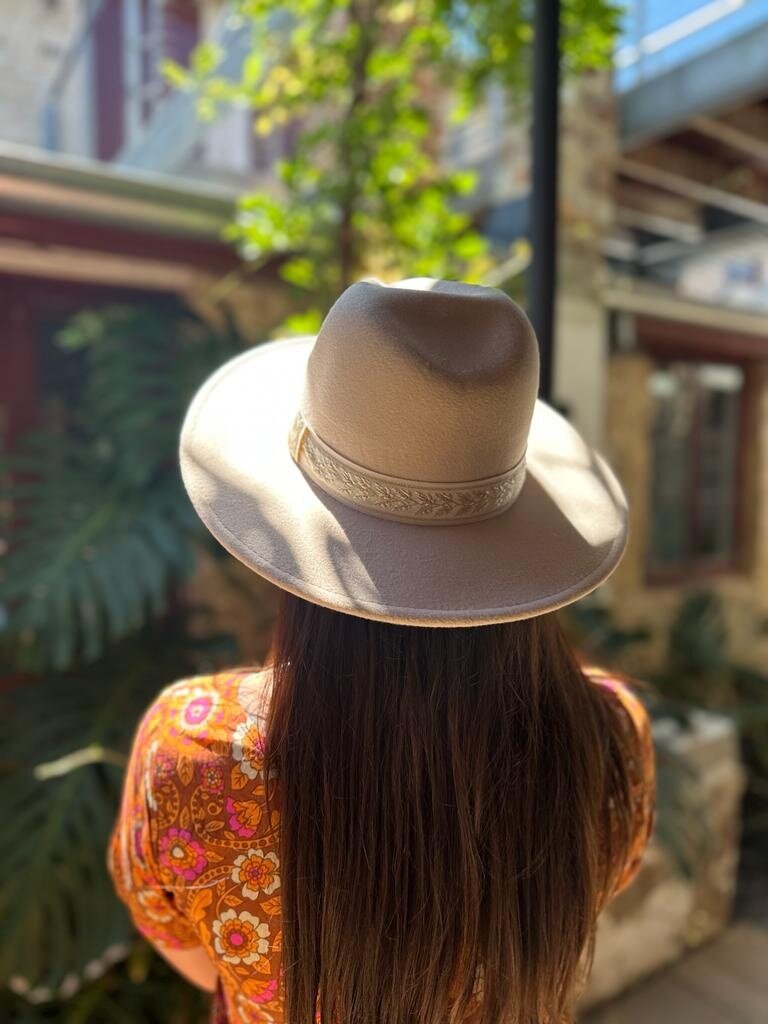 BOHO CREAM HAT WITH GOLD STRAP