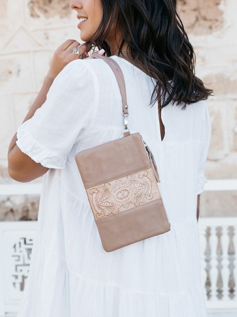 Shoe Shu BOHO SUNFLOWER TASSEL CLUTCH