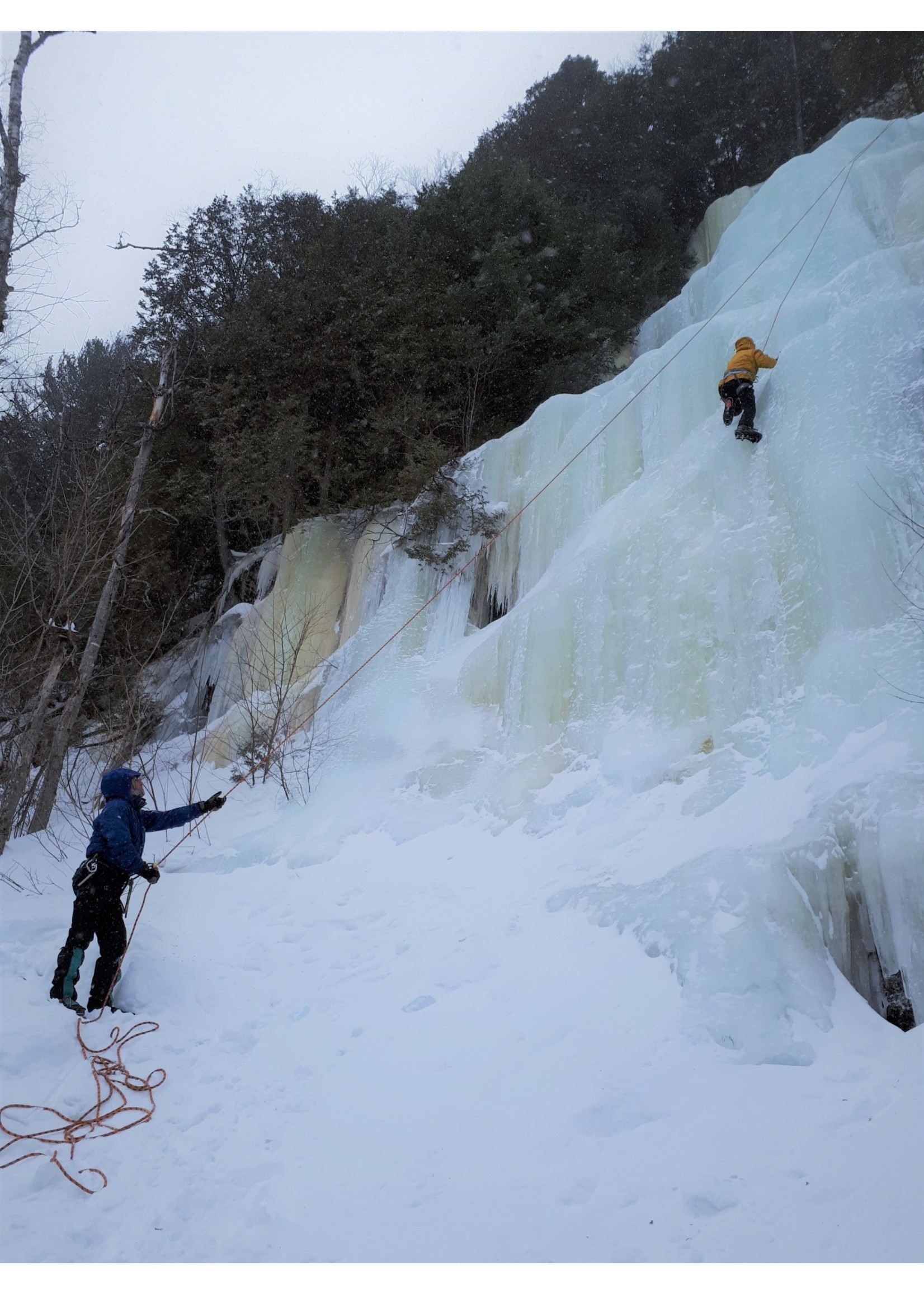 Maïkan Découverte de l'escalade de glace en milieu naturel