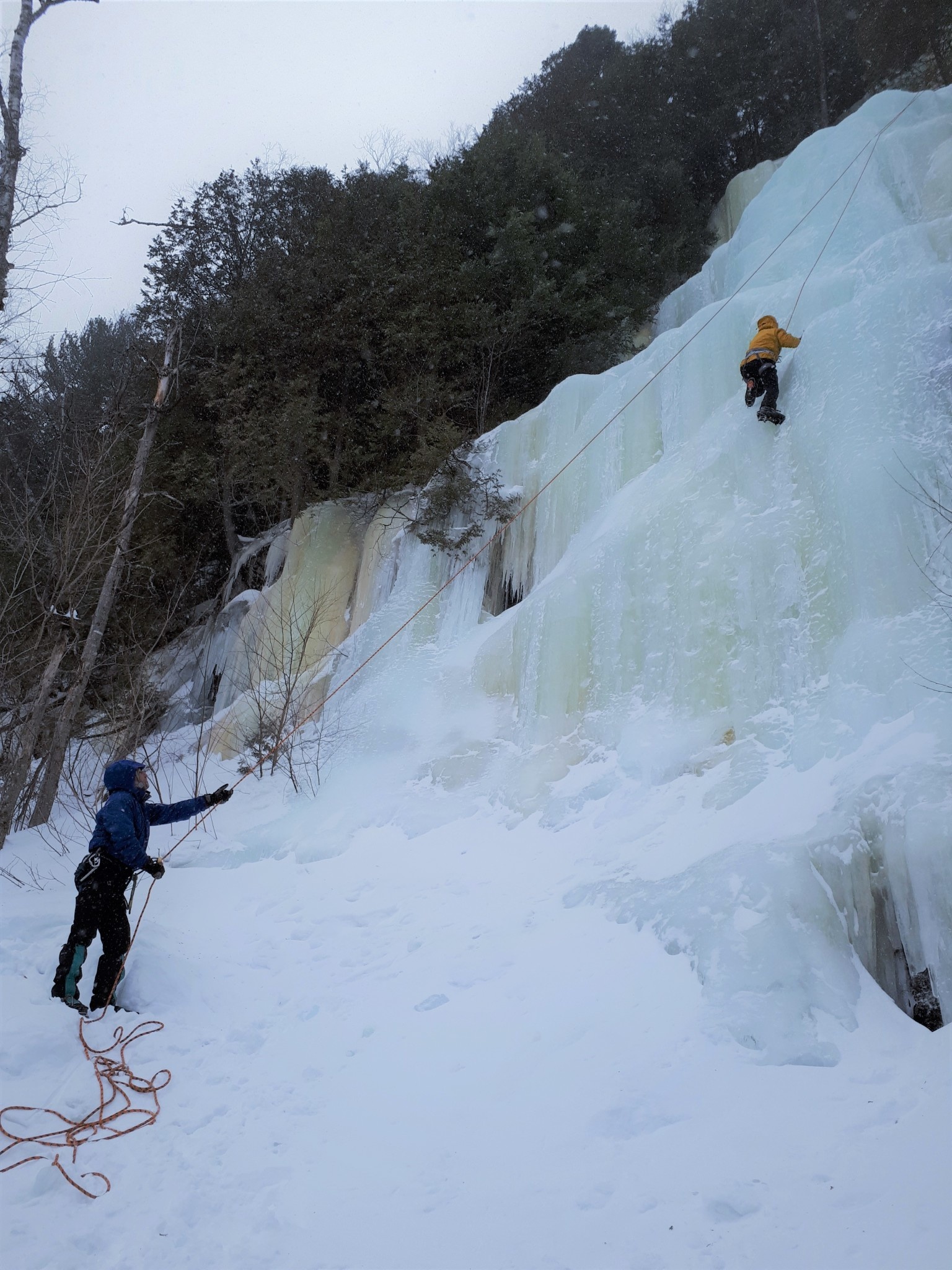 Maïkan Découverte de l'escalade de glace en milieu naturel