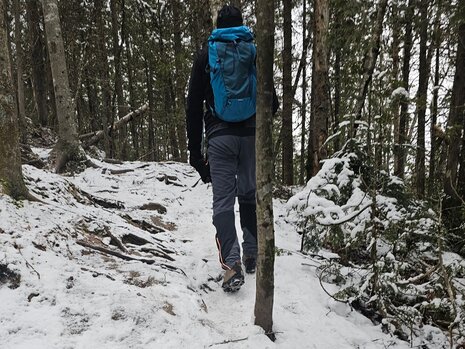 Crampons ou raquettes: Nous répondons à la fameuse question!