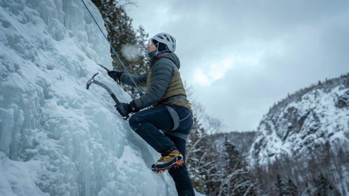 Escalade de glace : tout ce qu'il faut savoir pour débuter en hiver