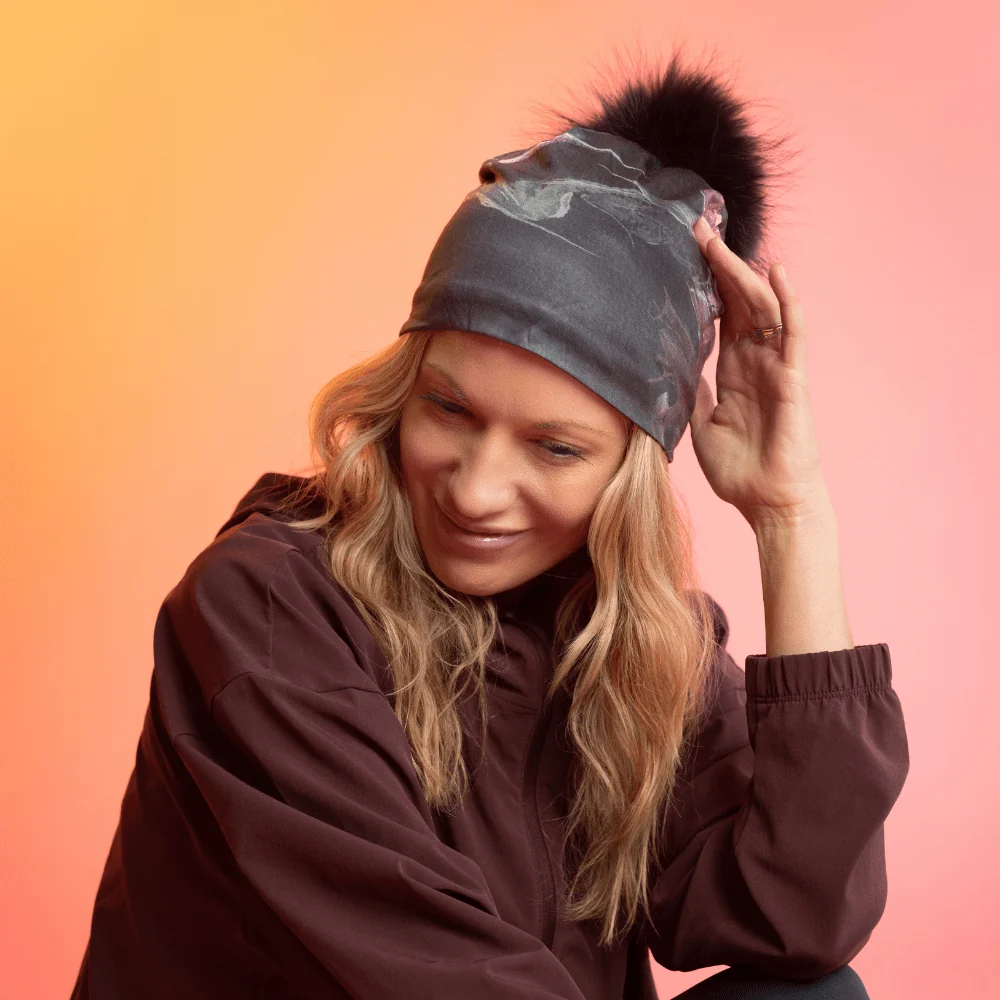 Lalita's Art Shop Tuque avec pompon amovible Baroque Beanie With Black Pompom - Femme