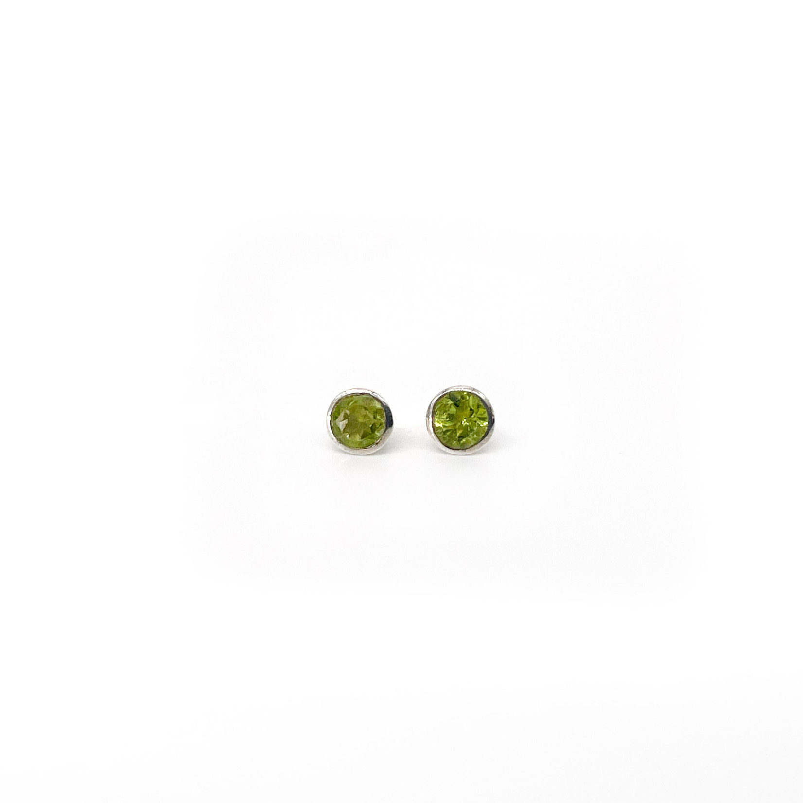 SE410 7mm Round Peridot Stud Earrings in Bezel Basket Sterling Silver Setting