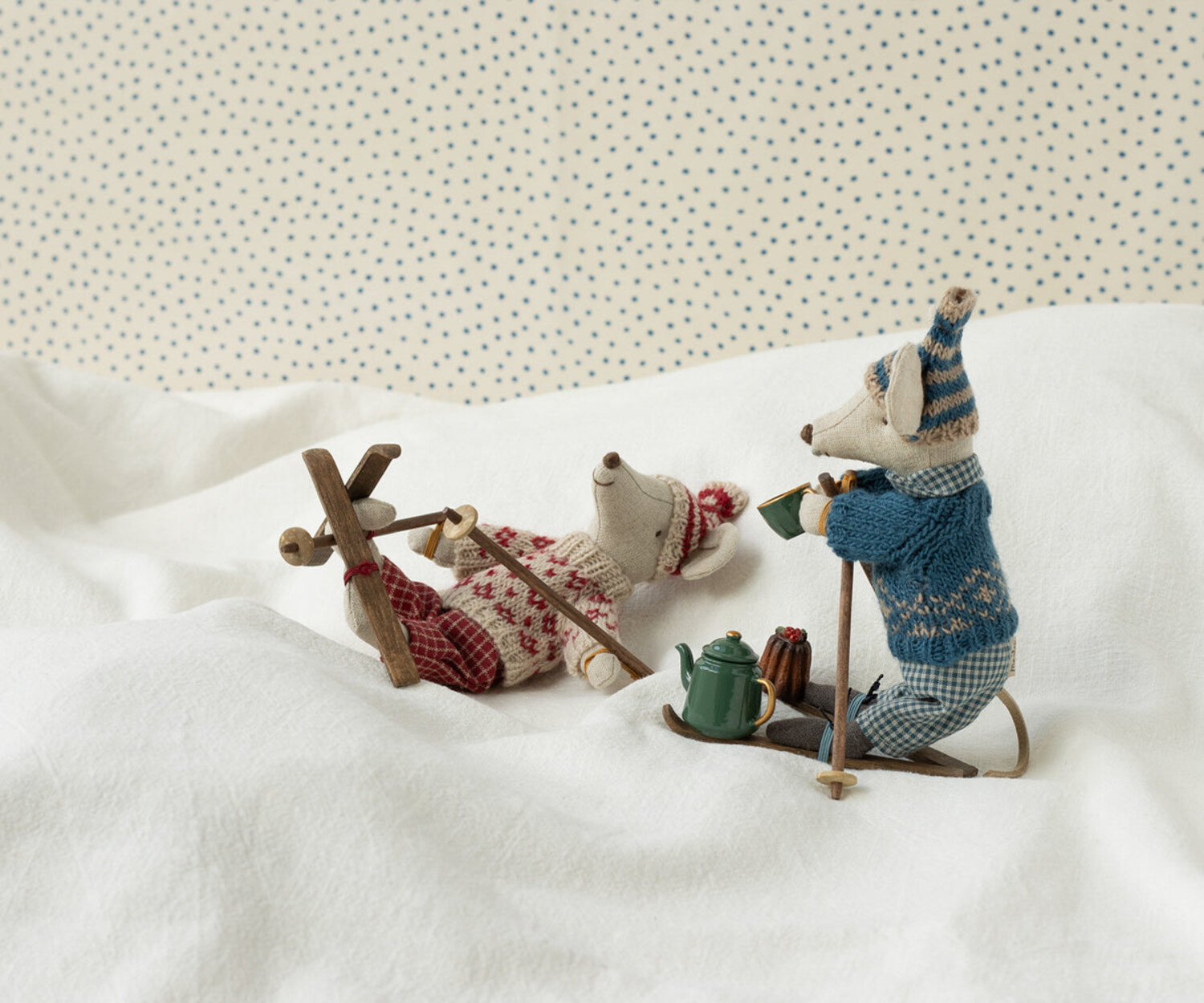 メイレグ mailegマウス　クリスマス Winter Mouse with Ski Set, Mum - Red | Maileg - The Cove Boutique