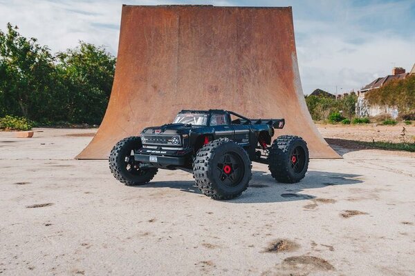 ARRMA ARA5210  1/5 OUTCAST 4WD EXtreme Bash Roller Stunt Truck, Black