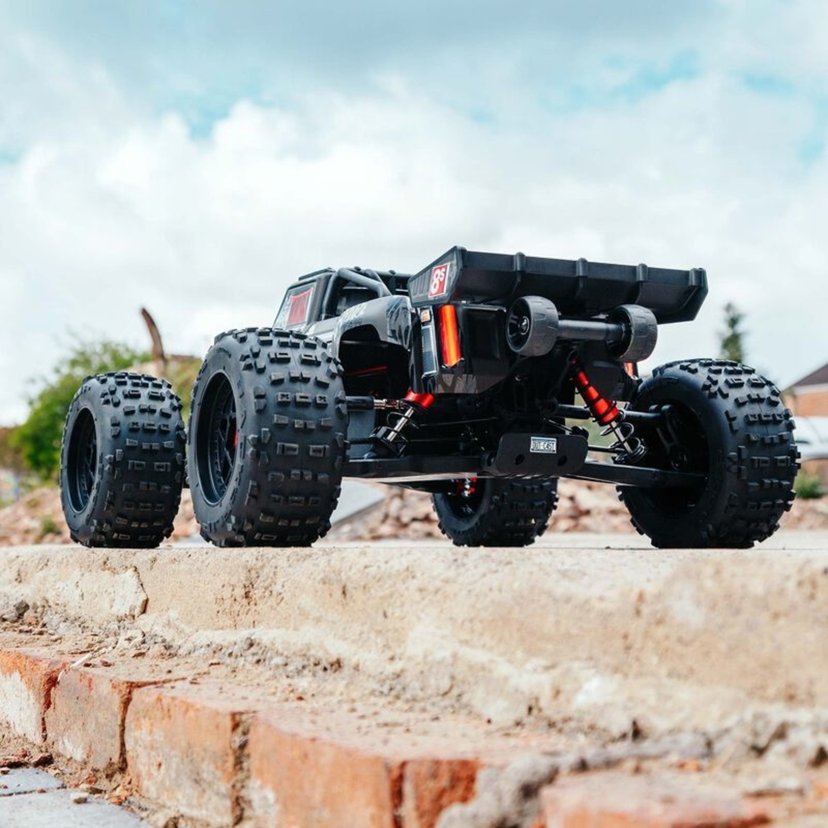 ARA5210 1/5 OUTCAST 4WD EXtreme Bash Roller Stunt Truck