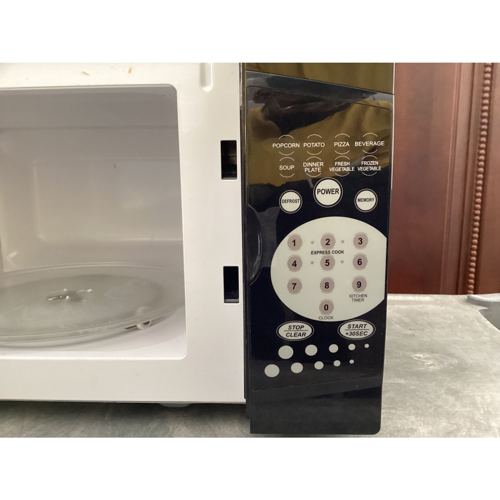 Magic Chef Microwave MCM770B 700-watt 0.7 cu ft
