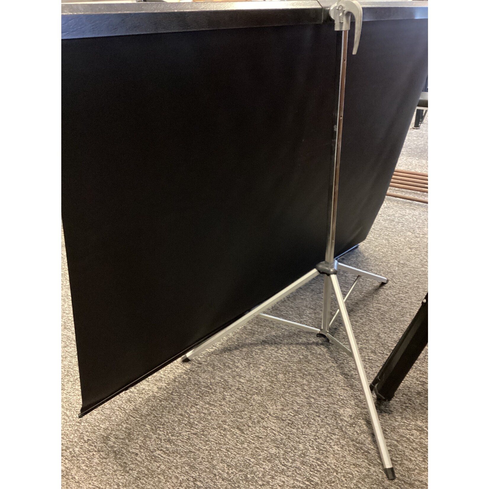 Da Lite projector 86021 (Tripod base - 6Ft wide x 5Ft long)