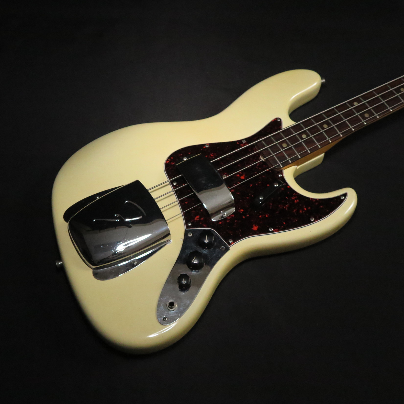 white fender jazz