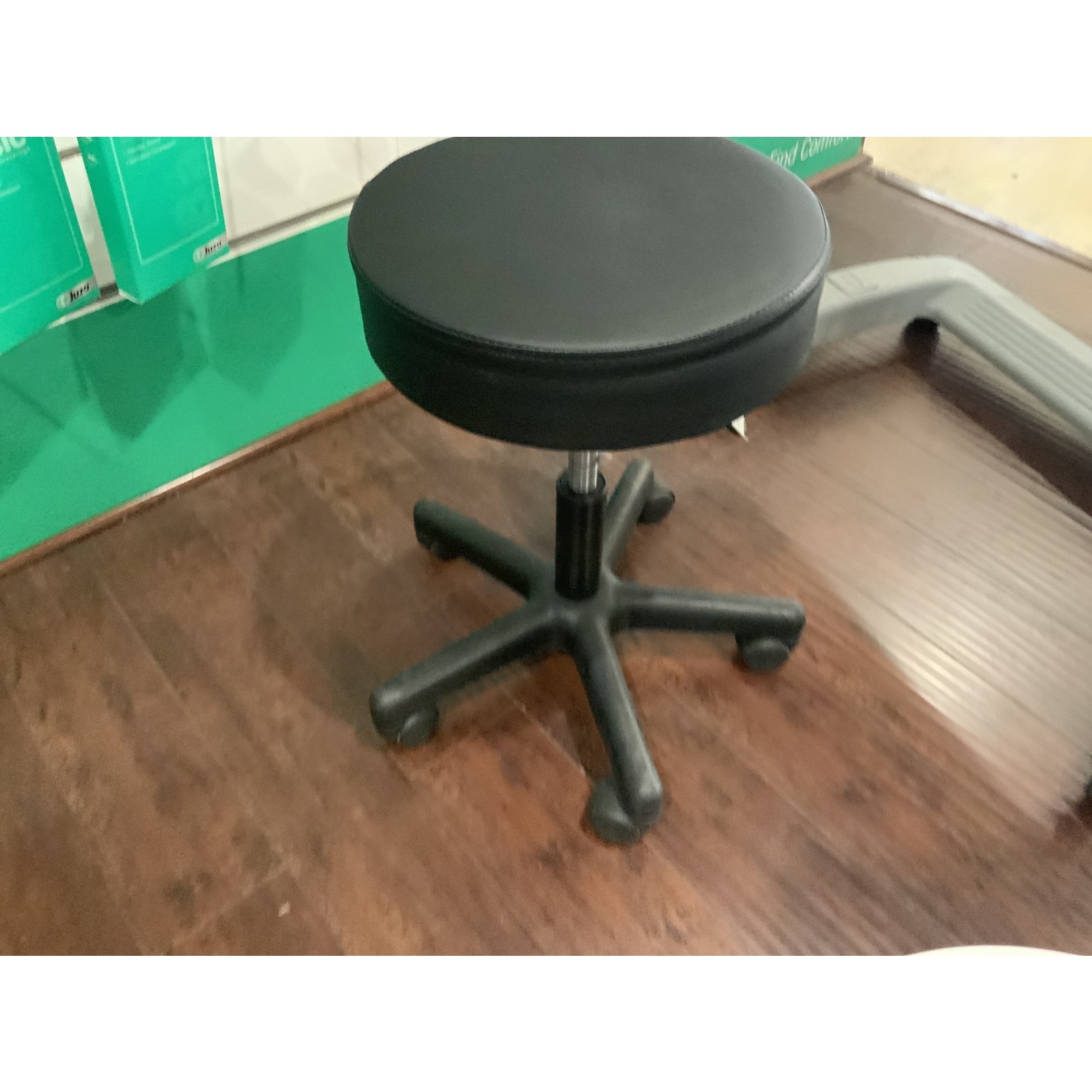 Revolving Adj. pneumatic Stool