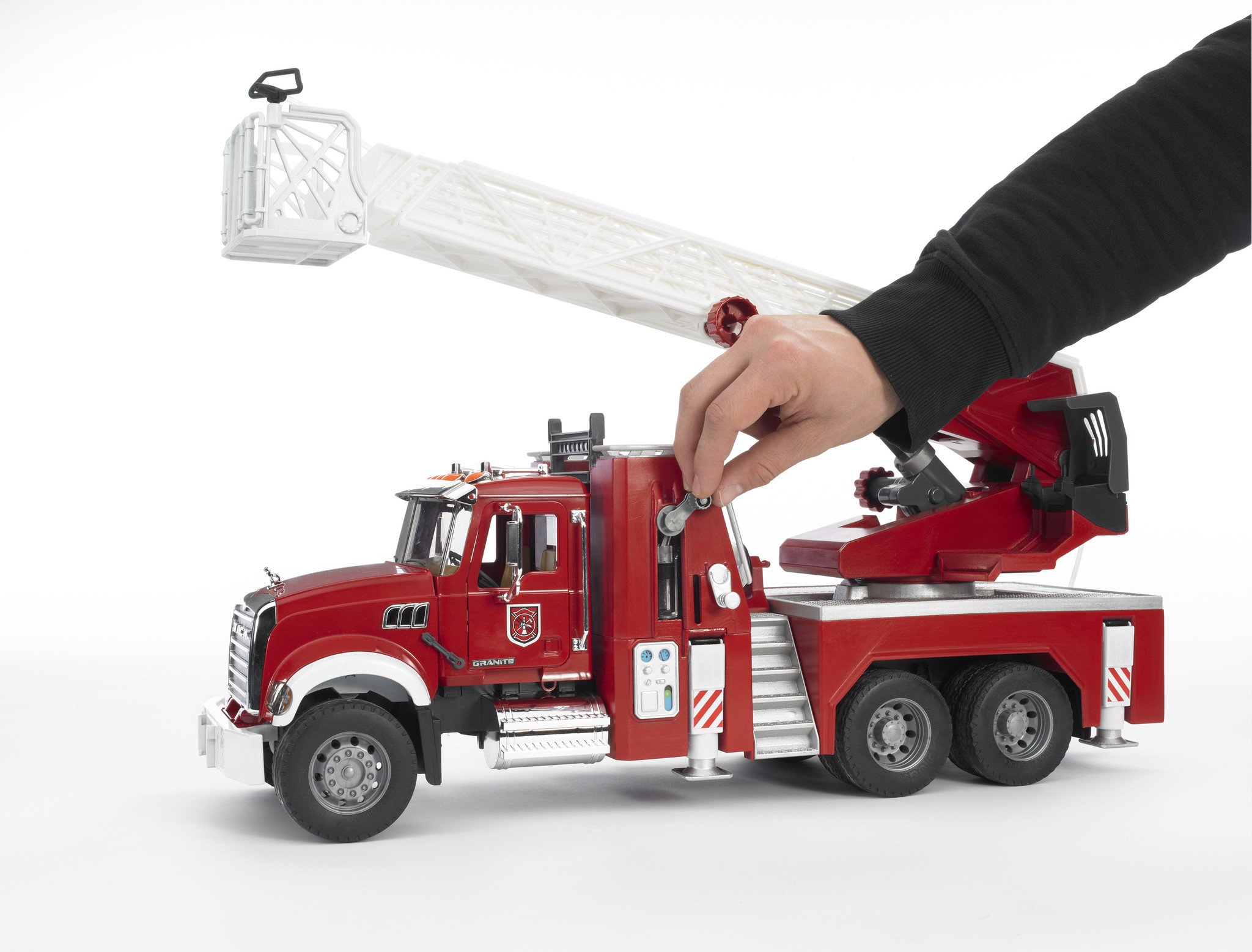 Bruder 02821 - Camion de pompier avec échelle MACK Granite avec pompe -  Maitre des Jeux