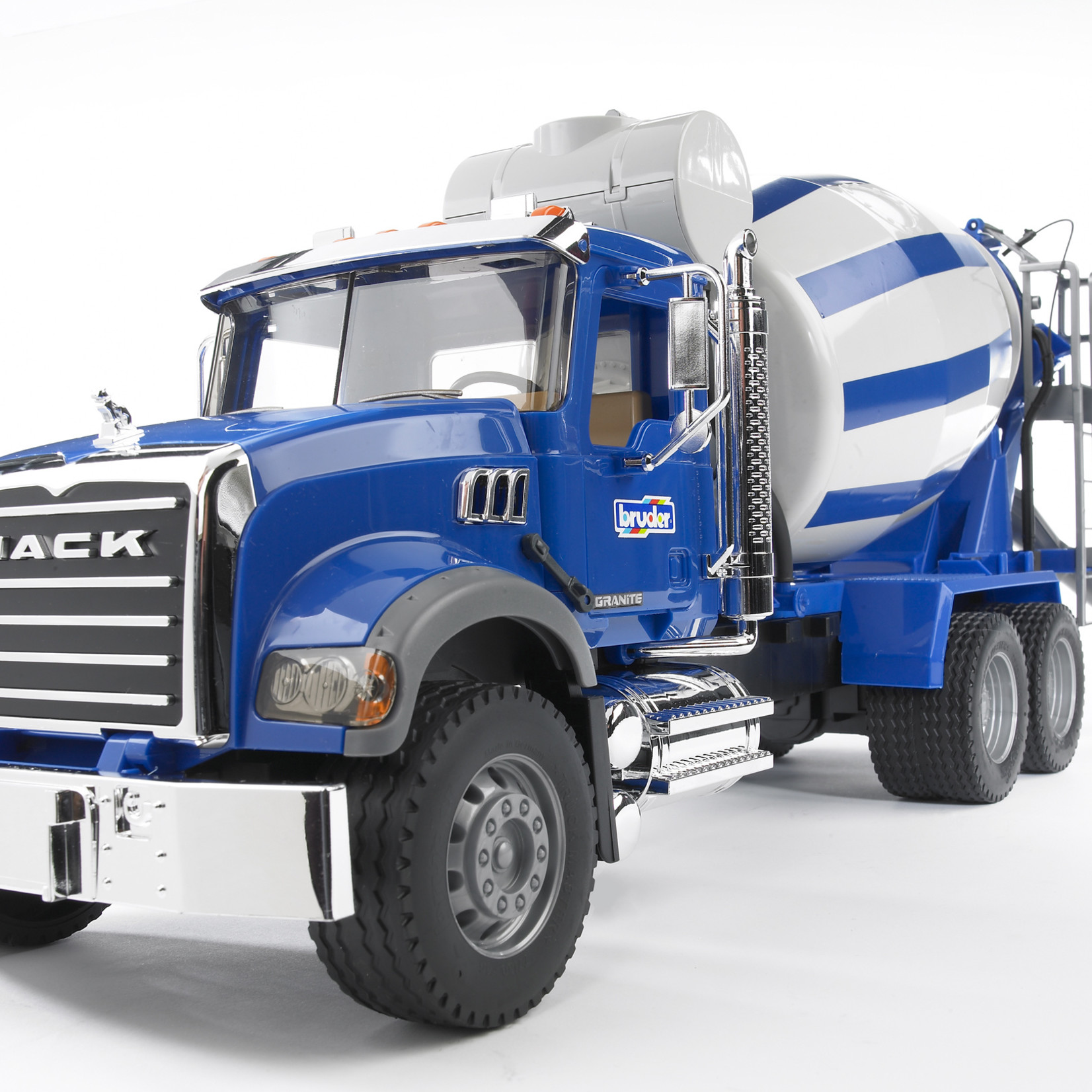 Bruder Bruder 02814 - Camion-bétonnière MACK Granite