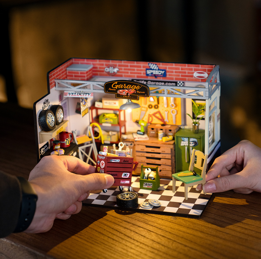 Robotime Rolife - DIY Miniature House - Garage Workshop