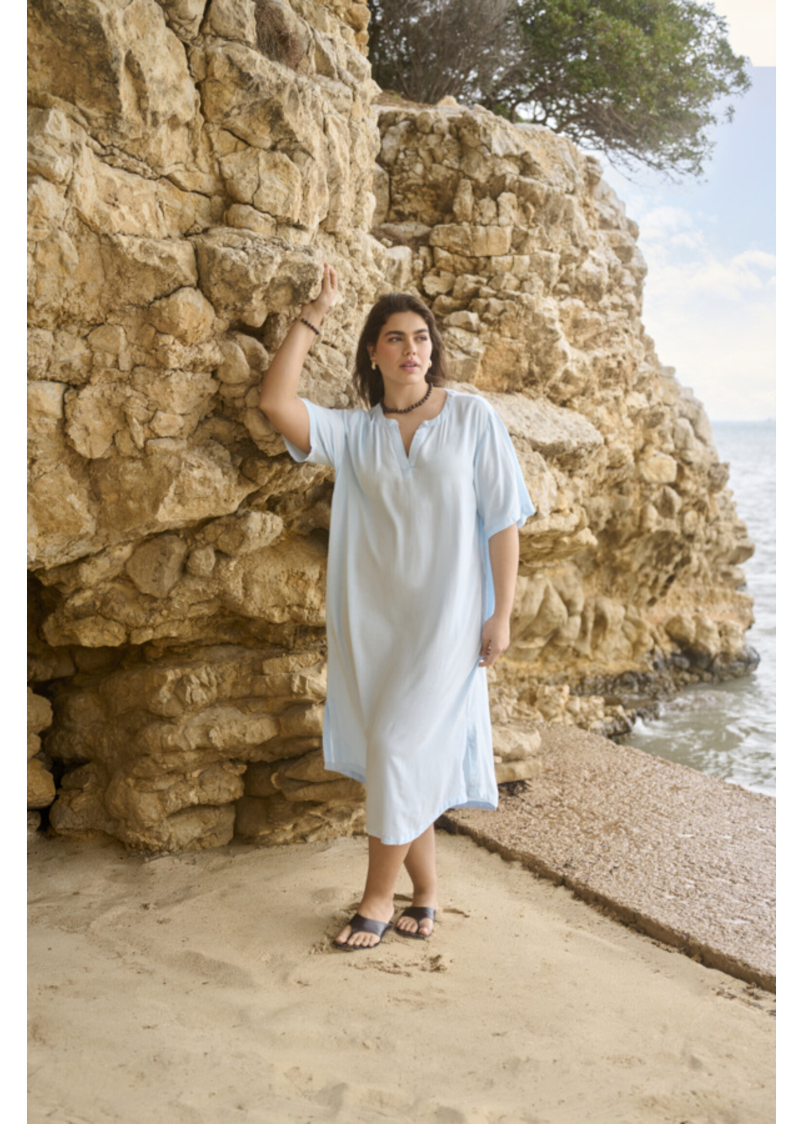 KAFFE KAFCUR SS26+ KCMILLIE KAFTAN DRESS