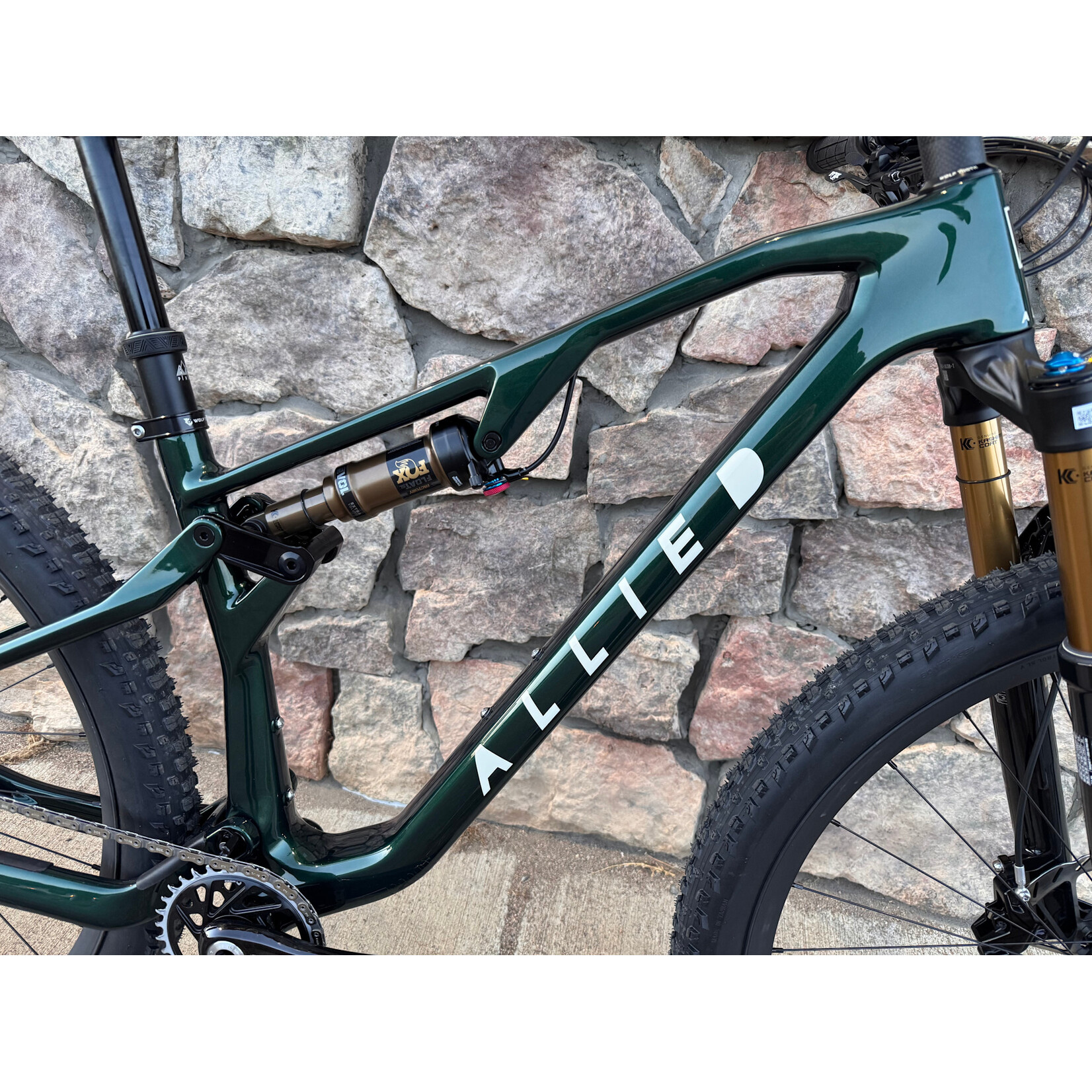 Allied Cycle Works DEMO Allied BC40, XX T-Type, Fox Factory, Roval Carbon - British Racing Green w/ ECRU Logo - SM