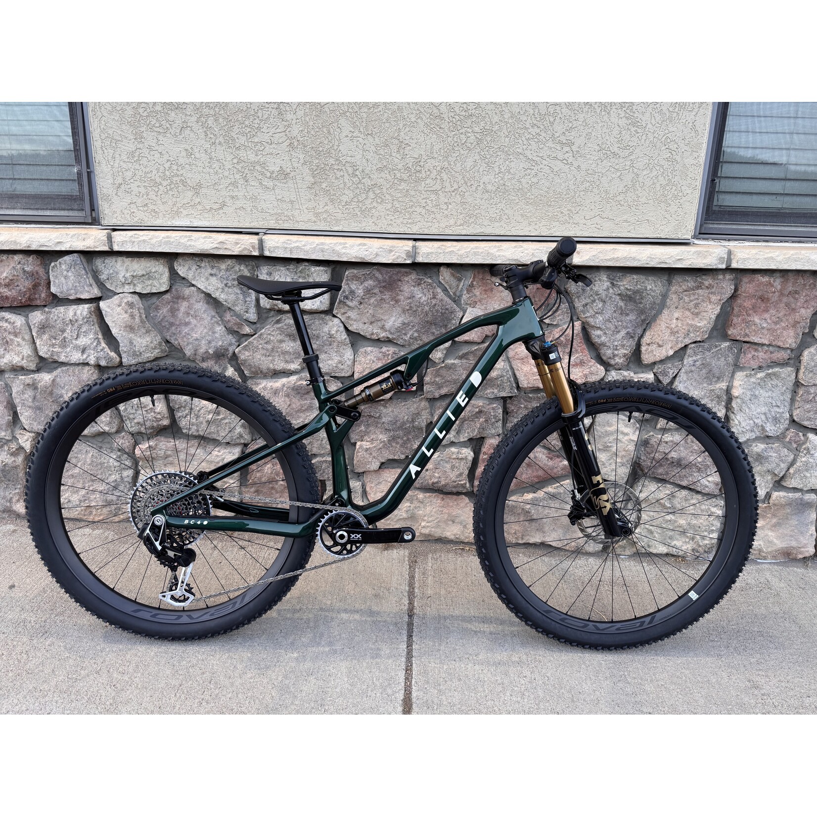 Allied Cycle Works DEMO Allied BC40, XX T-Type, Fox Factory, Roval Carbon - British Racing Green w/ ECRU Logo - SM