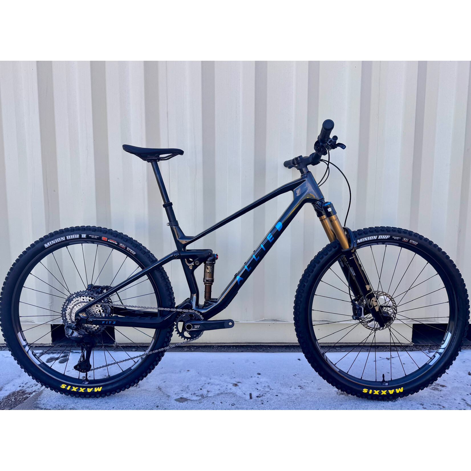 Allied Cycle Works DEMO Allied Fitz, XT Di2 Wireless, ENVE M6 Carbon Wheels, Fox Factory 36 SL - Gloss Carbon w/Electric Blue Logo - LG