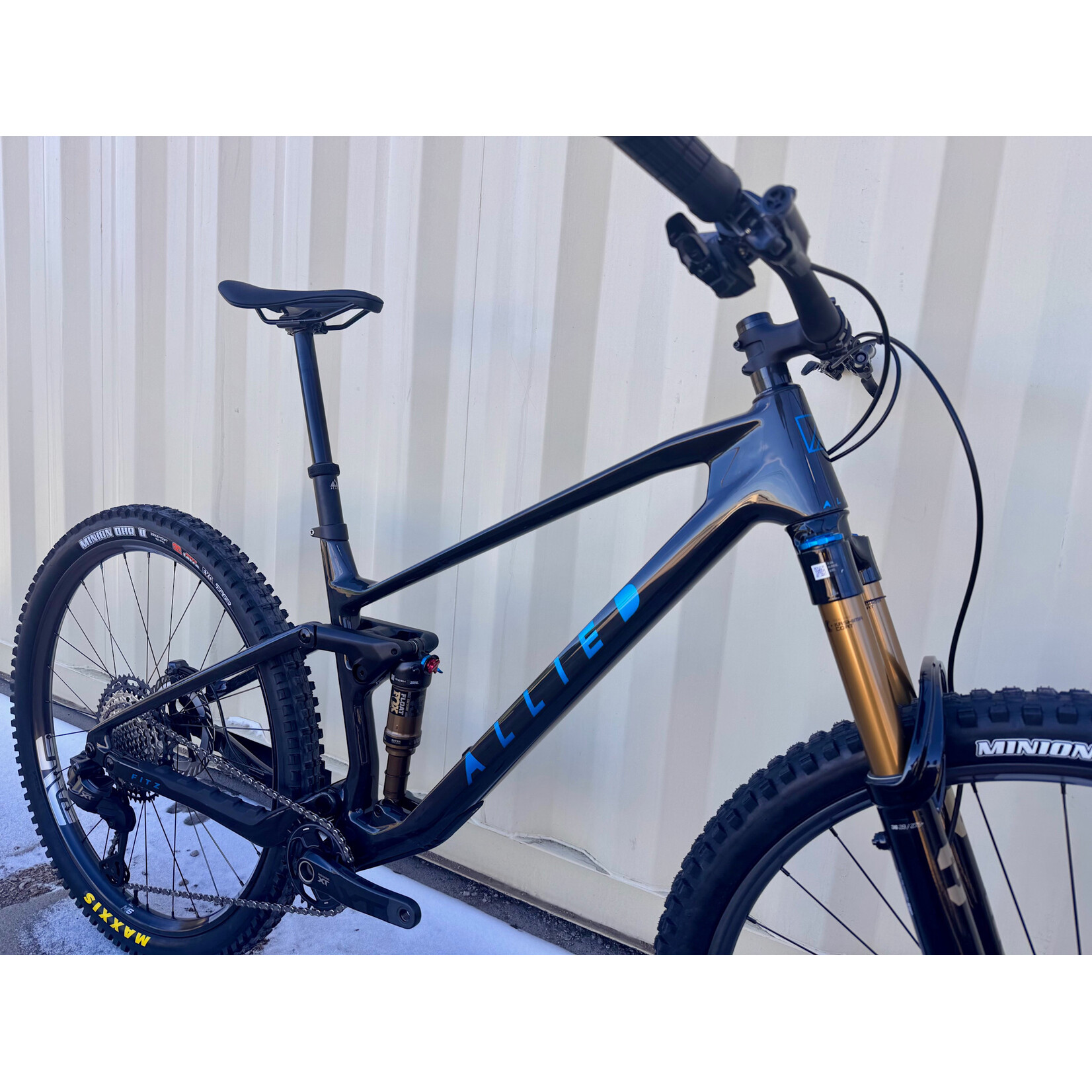 Allied Cycle Works DEMO Allied Fitz, XT Di2 Wireless, ENVE M6 Carbon Wheels, Fox Factory 36 SL - Gloss Carbon w/Electric Blue Logo - LG