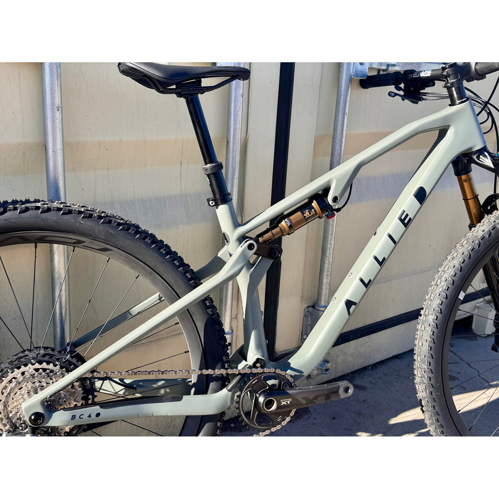 Allied Cycle Works DEMO Allied BC40, XT Di2, Fox Factory, Roval Carbon - Lunar Rock Satin w/ Solid Black Logo - MD