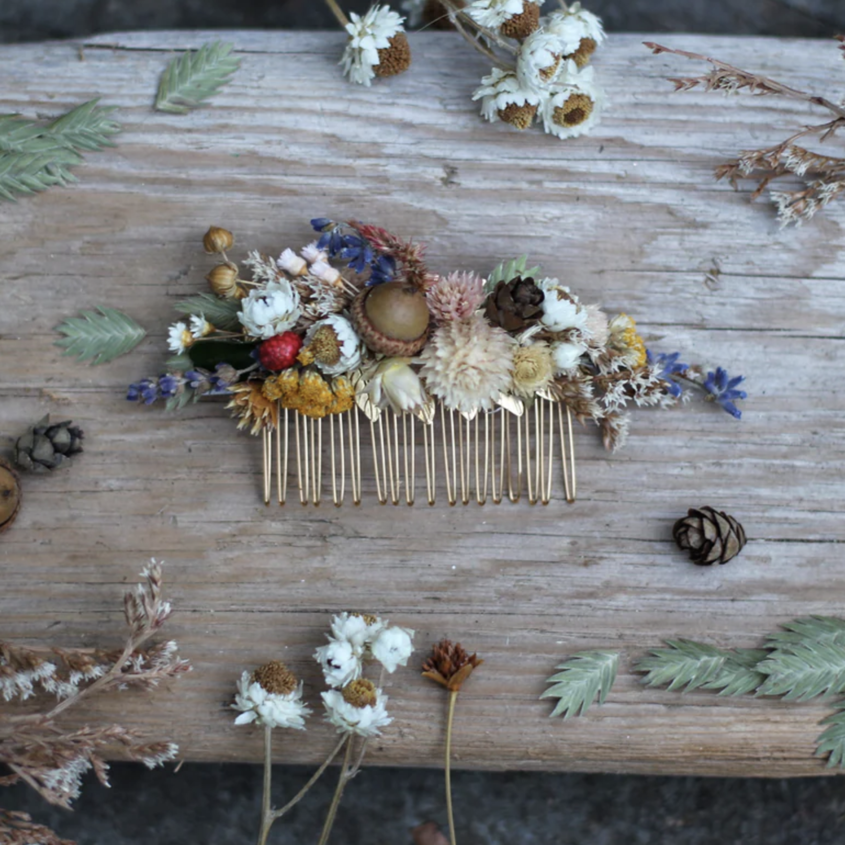 *Athena Dried Flowers Hair Comb · Gold