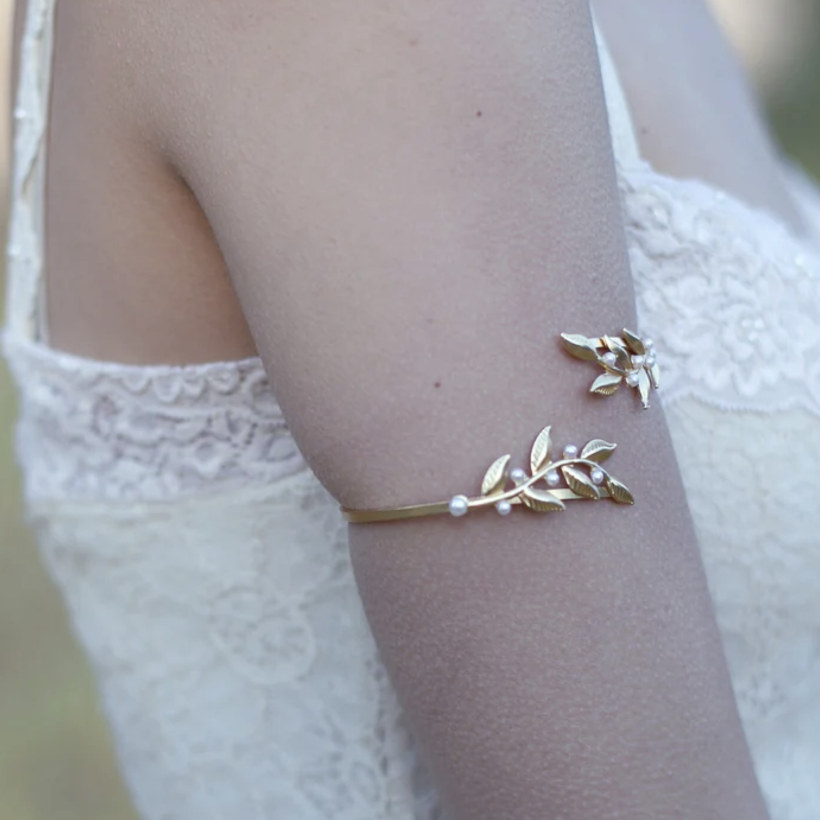 *Twigs & Pearl Arm Band · Gold