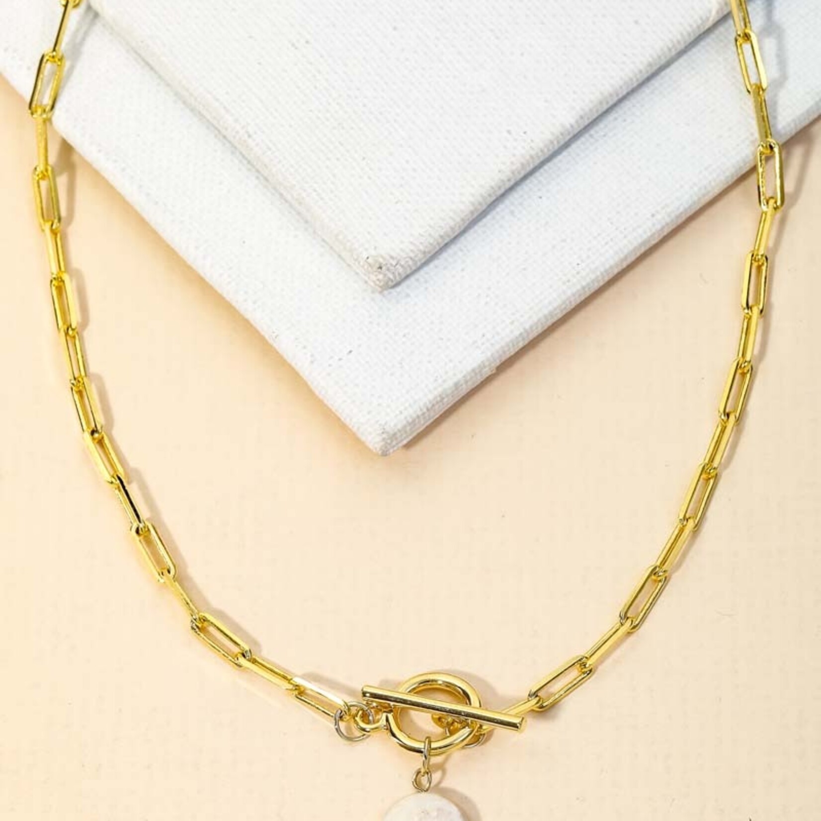 Toggle Chain Link Disc Pearl Charm Necklace · Gold