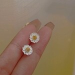 Happyzzzsu Daisy Flower Earrings · Silver