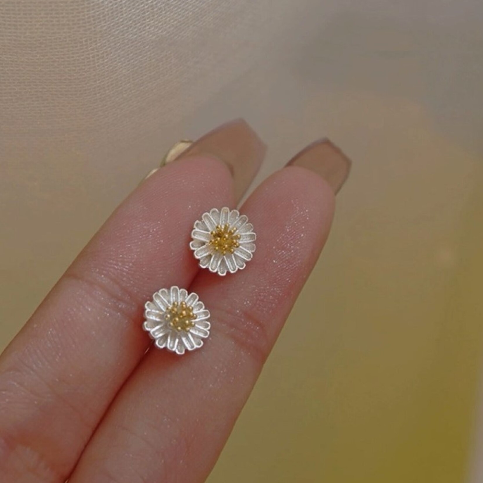 Happyzzzsu Daisy Flower Earrings · Silver