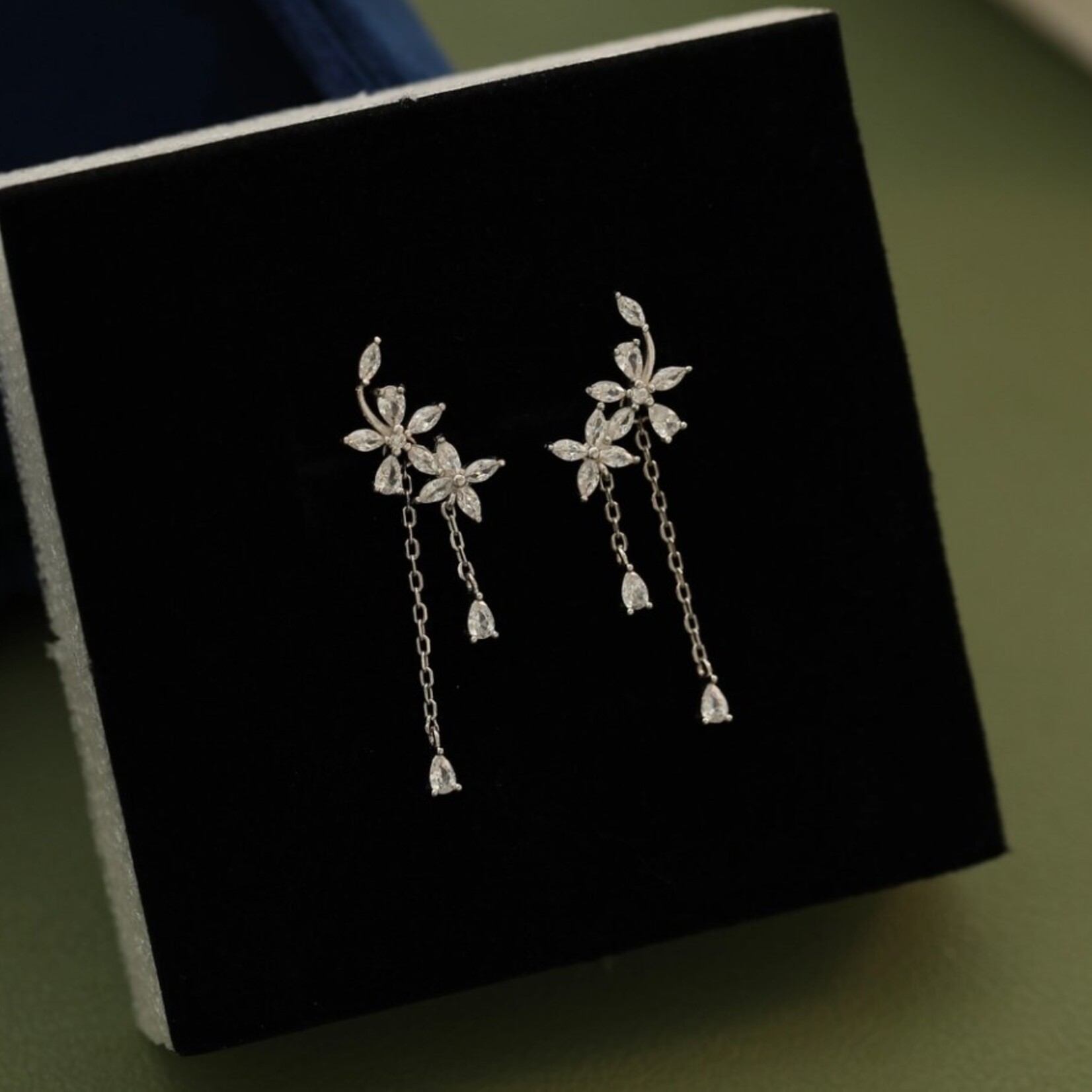 Happyzzzsu Flower Dangle Earrings · Silver