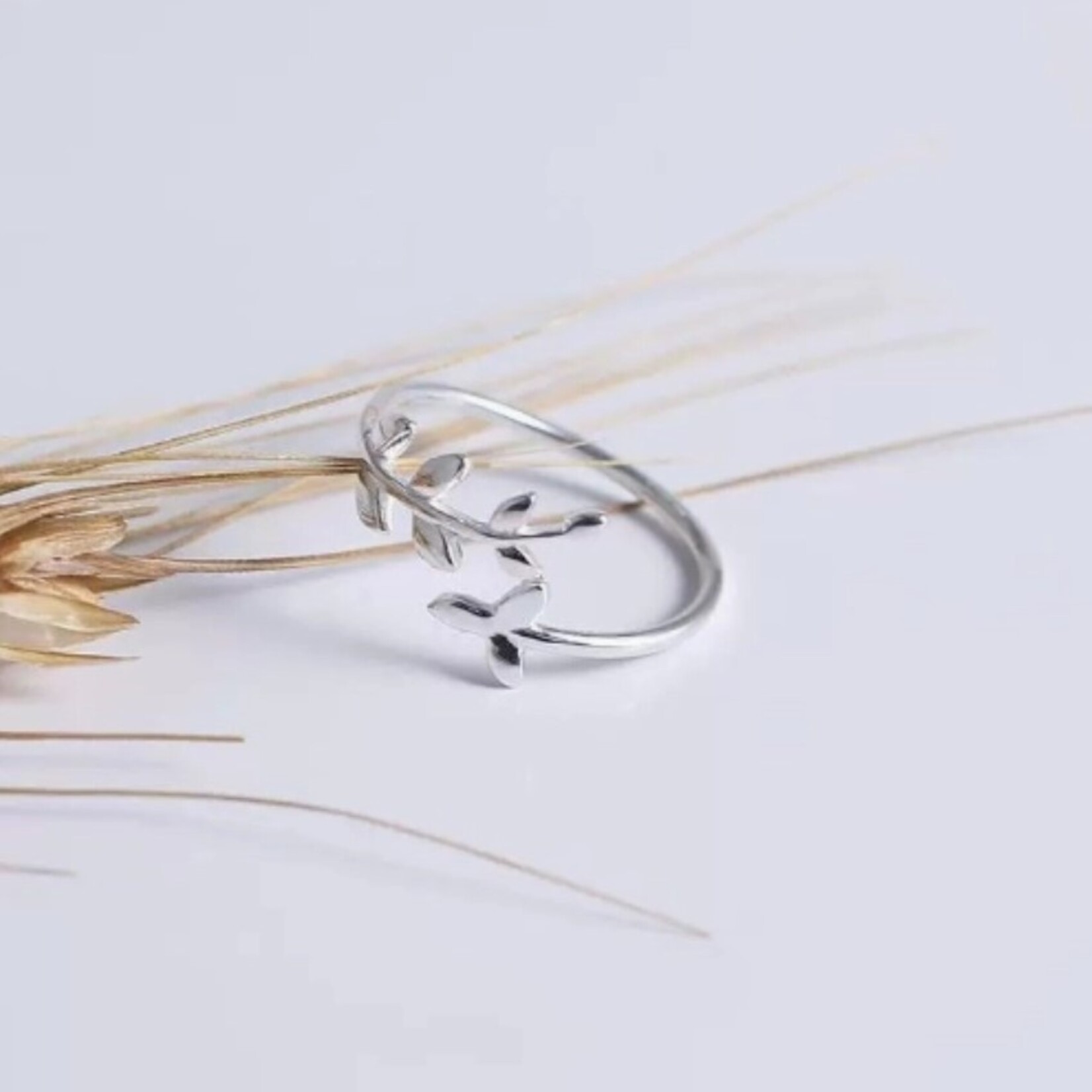 Happyzzzsu Leaves Adjustable Ring · Silver